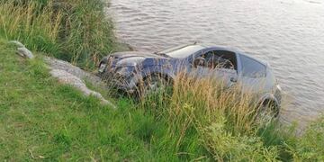 Caída de un auto en Río Cuarto a las márgenes del río\u002E (Policía)