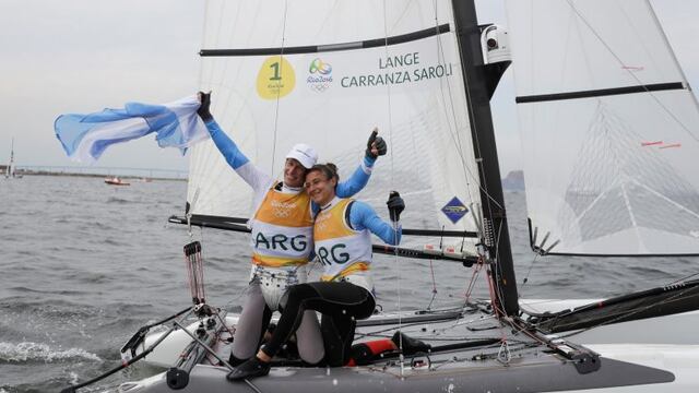 First placed Argentina's Santiago Lange, left, and teammate Cecilia Carranza Saroli celebrate at the end of the Nacra 17 Mixed Medal Race during the 2016 Summer Olympics in Rio de Janeiro, Brazil, Tuesday, Aug\u002E 16, 2016\u002E (AP Photo/Gregorio Borgia) rio de janeiro brasil Santiago Lange Cecilia Carranza Saroli juegos olimpicos rio 2016 vela equipo olimpico argentina categoria Nacra 17 medalla de oro