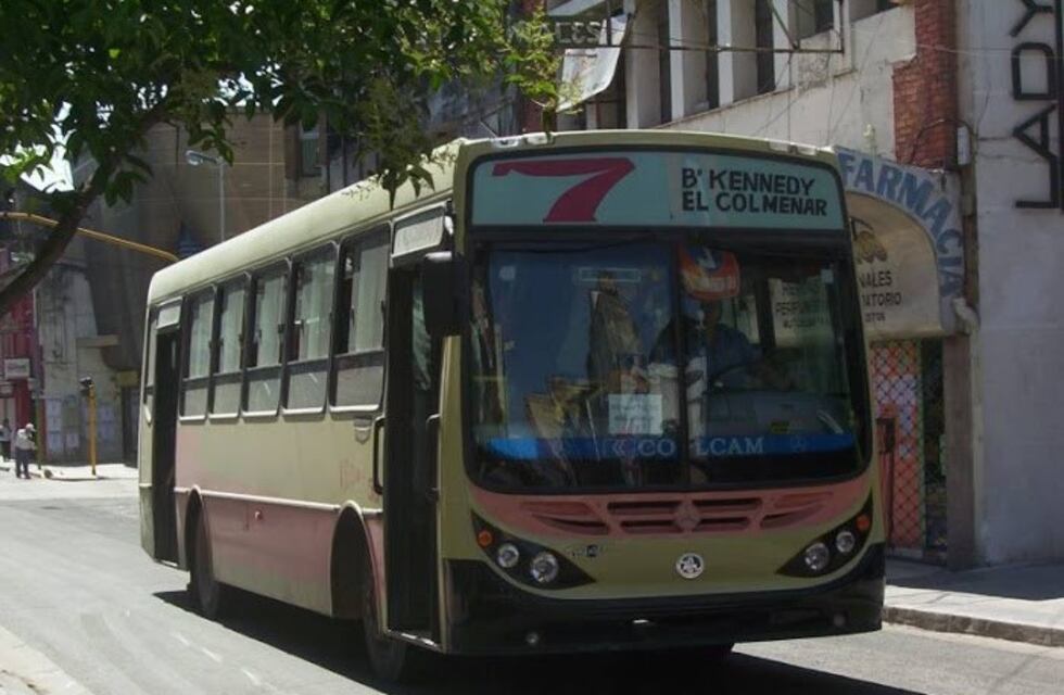 Buscan dar con el paradero de la pareja que atacó a un chofer de la Línea 7