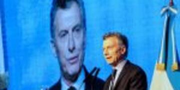 HANDOUT - El presidente argentino, Mauricio Macri, en una fotografu00eda sin datar durante una rueda de prensa. El mandatario mantiene a un au00f1o de su triunfo electoral en segunda vuelta u00edndices de aprobaciu00f3n de entre el 40 y el 50 por ciento, pero con niveles de desaprobaciu00f3n similares en una creciente polarizaciu00f3n de la opiniu00f3n pu00fablica, segu00fan diversas encuestas. rn(Vinculado al texto de dpa