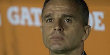 BAS704. TUCUMu00c1N (ARGENTINA), 25/04/2017.- El entrenador de Atlu00e9tico Tucumu00e1n Pablo Lavallu00e9n dirige hoy, martes 25 de abril de 2017, durante un partido de la Copa Libertadores entre Atlu00e9tico Tucumu00e1n de Argentina y Jorge Wilstermann de Bolivia, en el estadio u201cMonumental Josu00e9 Fierrou201d en Tucumu00e1n (Argentina). EFE/SOL ALMIDEZ tucuman Pablo Lavallen campeonato torneo copa libertadores2017 futbol futbolistas partido atletico de tucuman jorge wilsterman