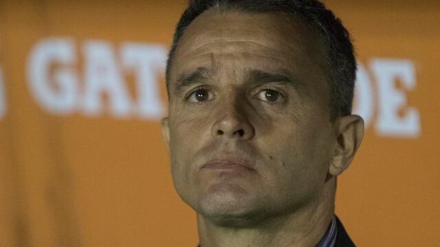 BAS704. TUCUMu00c1N (ARGENTINA), 25/04/2017.- El entrenador de Atlu00e9tico Tucumu00e1n Pablo Lavallu00e9n dirige hoy, martes 25 de abril de 2017, durante un partido de la Copa Libertadores entre Atlu00e9tico Tucumu00e1n de Argentina y Jorge Wilstermann de Bolivia, en el estadio u201cMonumental Josu00e9 Fierrou201d en Tucumu00e1n (Argentina). EFE/SOL ALMIDEZ tucuman Pablo Lavallen campeonato torneo copa libertadores2017 futbol futbolistas partido atletico de tucuman jorge wilsterman