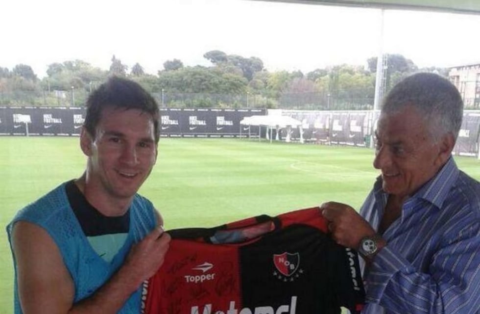 Circula la versión de que Messi está en el hotel con la camiseta de Newell's