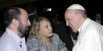 Sobral y su pareja junto al Papa Francisco\nCrédito: Facebook