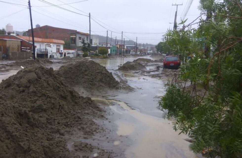 Iniciaron el rescate por aire de dos personas en una estancia que quedó bajo el agua en Chubut