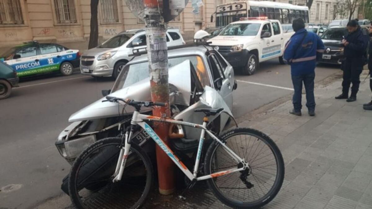 Se estrelló contra un poste de luz tras perder el control del auto