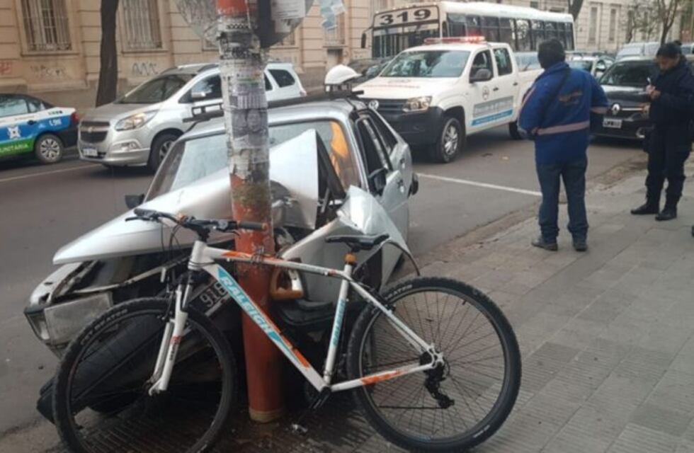 Terminó incrustado en un poste de luz tras quedarse sin frenos