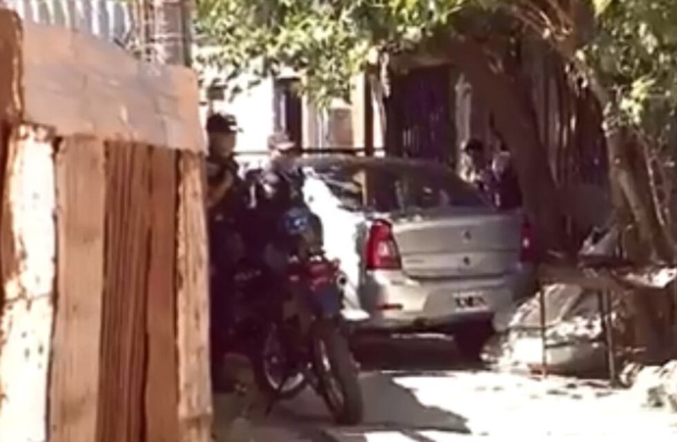 Robó un auto y terminó incrustado en una vivienda de una villa