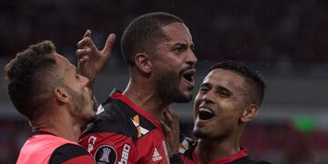 TOPSHOT - Brazil's Flamengo Romulo (C) celebrates with teammate Everton (R) after scoring against Argentina's San Lorenzo during their Libertadores Cup football match at Maracana stadium in Rio de Janeiro, Brazil on March 8, 2017. / AFP PHOTO / Yasuyoshi