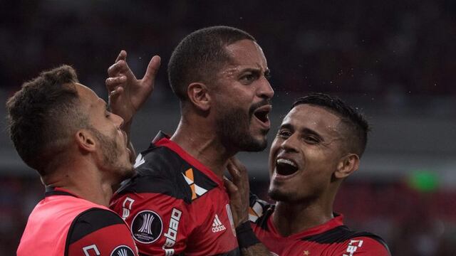 TOPSHOT - Brazil's Flamengo Romulo (C) celebrates with teammate Everton (R) after scoring against Argentina's San Lorenzo during their Libertadores Cup football match at Maracana stadium in Rio de Janeiro, Brazil on March 8, 2017.  / AFP PHOTO / Yasuyoshi
