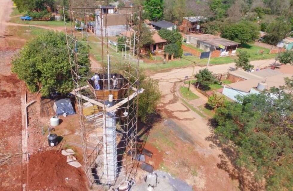 Trabajan para construir una torre y colocar un tanque de 25 mil litros