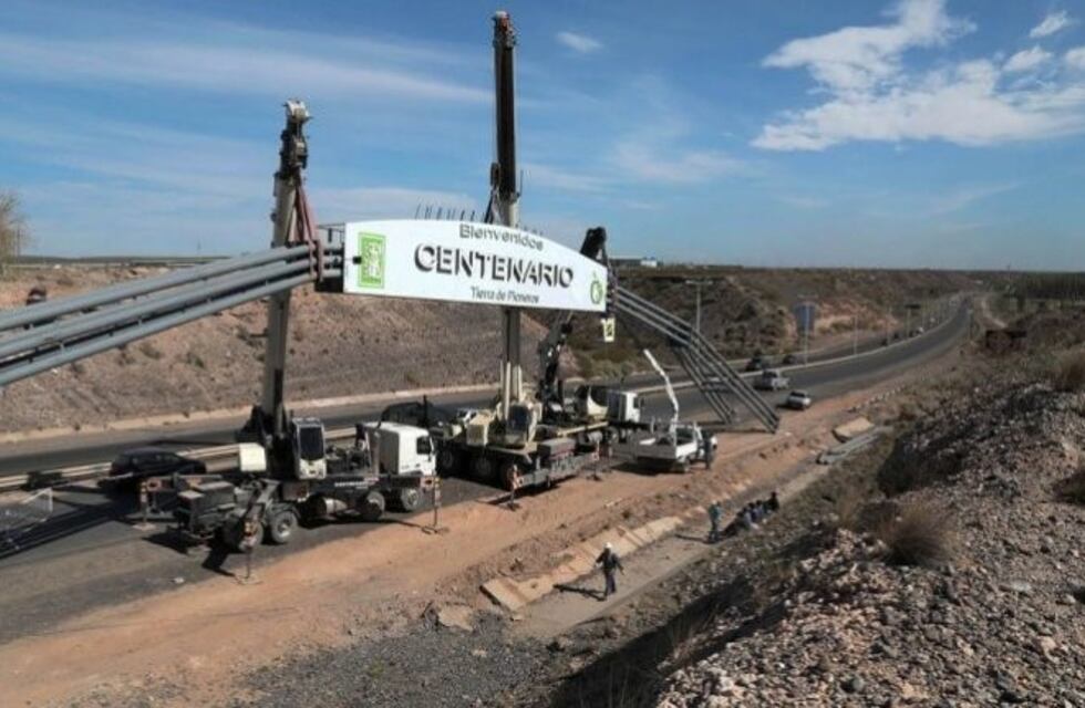 La Ruta 7 se encuentra cortada al tránsito porque están colocando el arco de ingreso a Centenario