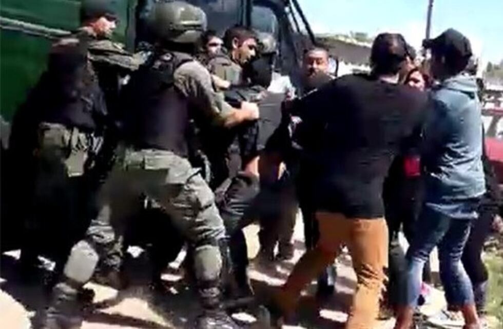 Vecinos agreden a Gendarmería en allanamientos ordenados por la Justicia Federal