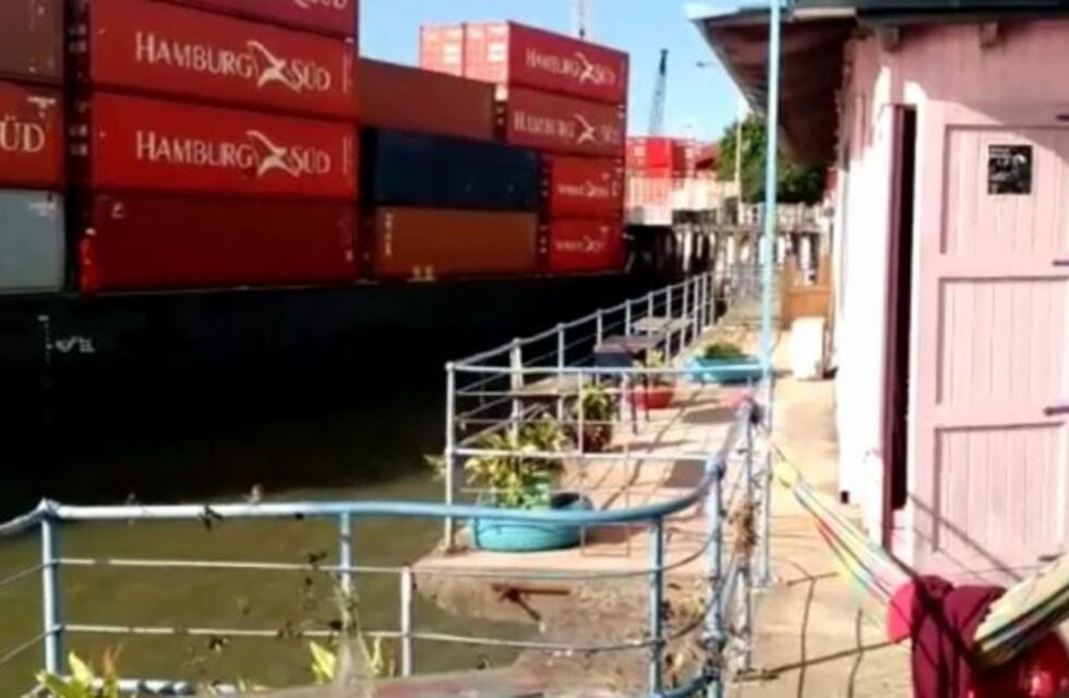 Seguirá inhabilitado el muelle chocado por una barcaza comercial