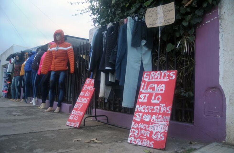 Ola polar: "Si necesitás abrigo, pasá y pedí", ofrece un local comercial de Paraná