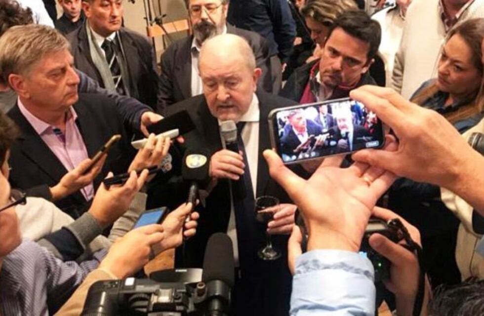 El gobernador Verna brindó con los periodistas y dejó algunas definiciones