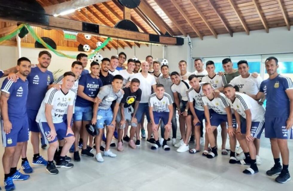 Esteban Cambiasso visitó a la Selección Sub 20 en la previa del Sudamericano
