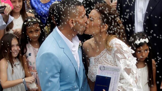 DYN04, BUENOS AIRES, 22/12/2016, CARLOS TEVEZ Y VANESA MANSILLA SE CASARON EN UN REGISTRO CIVIL DE SAN ISIDRO, ACOMPAu00d1ADOS POR SUS TRES HIJOS, FLORENCIA QUIEN LLEVABA EN BRAZOS A SU PERRA, DULCE, KATIE Y LITO JUNIOR. FOTO:DYN/ALBERTO RAGGIO.