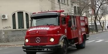 El personal logró controlar las llamas luego de romper la puerta de calle\u002E (Archivo YouTube)