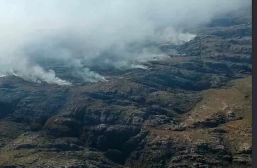 Incendio en Alpa Corral: trabajan seis cuarteles de bomberos