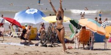 DYN05, MAR DEL PLATA 01/01/2017, COMIENZO DE LA  TEMPORADA 2017 FOTO:DYN/JUANA RODRIGUEZ. mar del plata  temporada verano 2016 2017 turismo turistas en la playa playas sol dia soleado calor gente en las playas de la ciudad