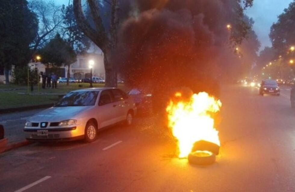 Protesta con quema de gomas y pintadas frente a la sede de Gendarmería