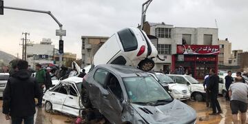 Vehículos amontonados tras unas inundaciones registradas en la localidad de Shiraz, Irán\u002E