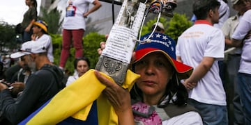 Opposition supporters demonstrate outside the headquarters of the United Nations Development Programme during the visit of the UN High Commissioner for Human Rights Michelle Bachelet, in Caracas on June 21, 2019\u002E - Bachelet arrived in Venezuela Wednesday as part of a visit to review the country's ongoing economic and political crisis\u002E (Photo by CRISTIAN HERNANDEZ / AFP)