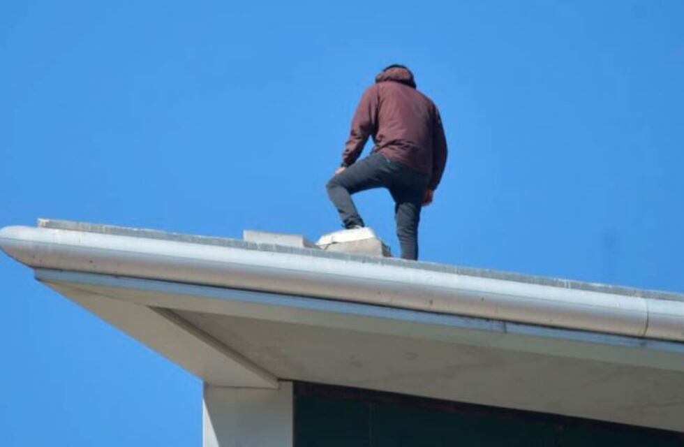Un joven amenazaba con arrojarse del techo del Centro Judicial de Santa Rosa