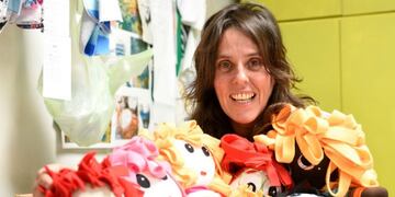 Una cordobesa fabrica muñecos para la diversidad\u002E