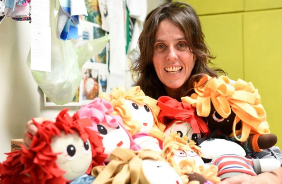 Una cordobesa fabrica muñecos inclusivos