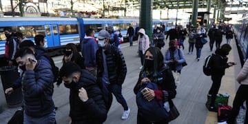 Pasajeros en la estación Constitución, durante el primer día hábil de la nueva cuarentena.