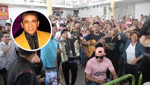 El homenaje en el velatorio de Huguito Flores.