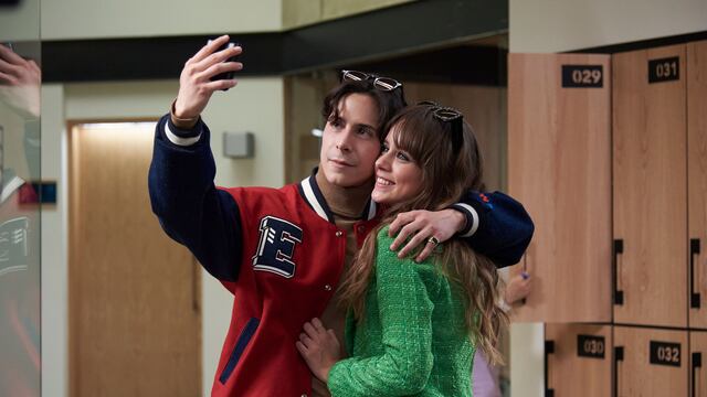 Alejandro Puente (Sebastian Langarica) y Azul Guaita (Jana), actores de "Rebelde". Foto: gentileza Netflix.