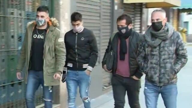 Juan Ramírez se realizó la revisión médica como nuevo jugador de Boca. El "Chelo" Delgado lo acompañó a la clínica.