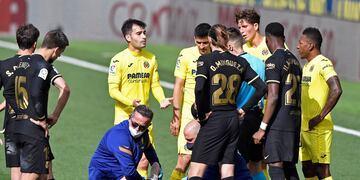 Messi es atendido en el piso. (Foto: Reuters)