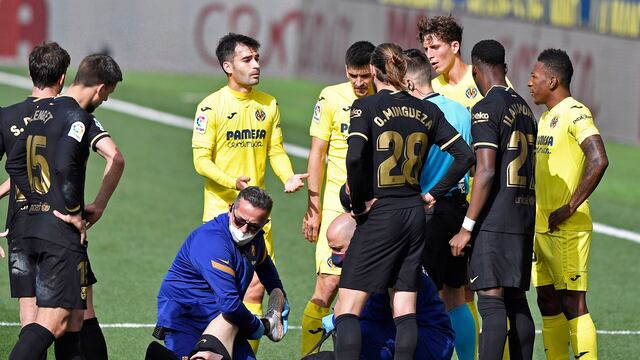 Messi es atendido en el piso. (Foto: Reuters)
