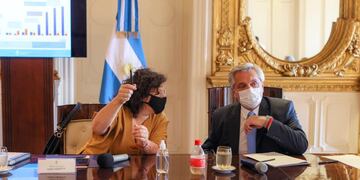 Alberto Fernández y Carla Vizzotti en una reunión del comité nacional de vacunación. (Foto: Presidencia)