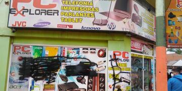 Escribieron insultos con aerosol negro las vidrieras del local.