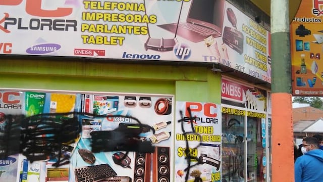 Escribieron insultos con aerosol negro las vidrieras del local.