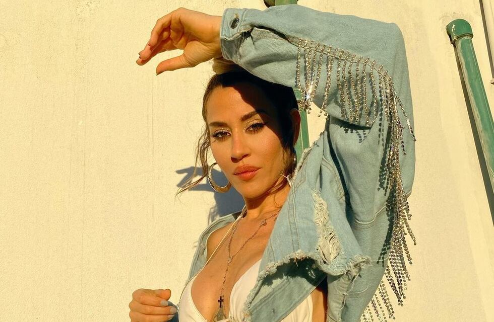 Jimena Baron cautivó desde el suelo con una microbikini combinada: “Las últimas con calor”