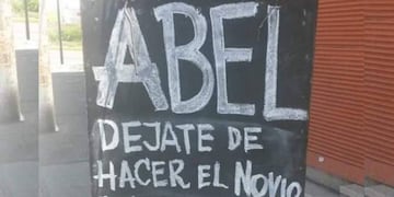 Abel tiene un par de deudas y lo escracharon en un comercio en San Vicente.