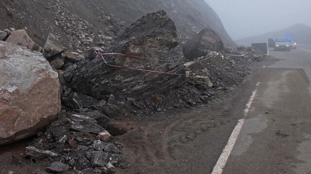Foto Archivo. Desprendimientos. En días lluviosos, caen sobre la ruta piedras y restos de erosión de los taludes construidos, en el tramo final del trayecto (La Voz).