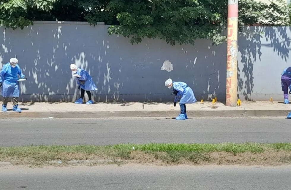 Brutal femicidio: mató a su expareja en plena calle y luego se suicidó en un taxi