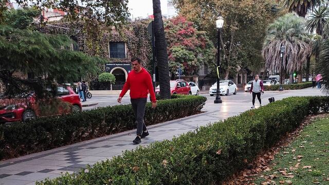 La jornada se presta para recorrer el bulevar Oroño sin descuidar el abrigo.