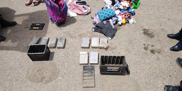 Los bultos con ropa no impidieron el hallazgo de las falsas beterías de automóviles, que contenían la droga.