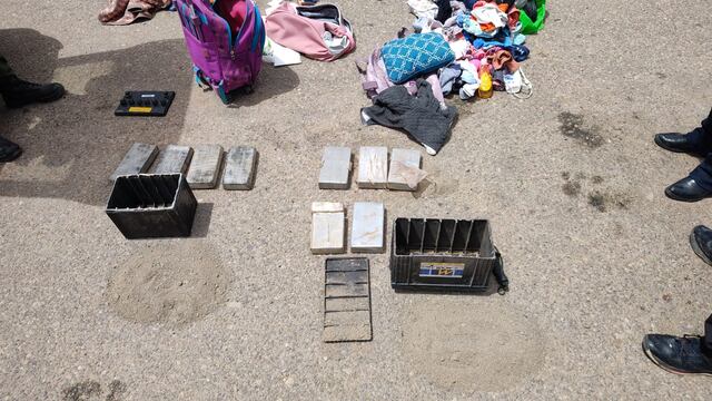 Los bultos con ropa no impidieron el hallazgo de las falsas beterías de automóviles, que contenían la droga.