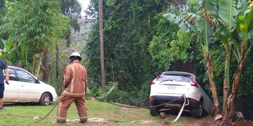 Los Bomberos Voluntarios lograron retirar el vehículo sin ningún daño.