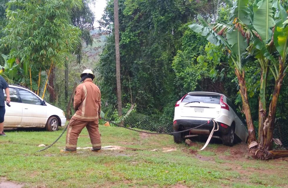 Un automóvil casi cae a un barranco