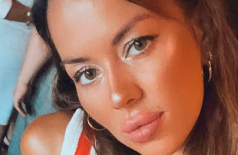 Karina Jelinek se adueñó de las calles de París luciendo minifalda y minitop negro